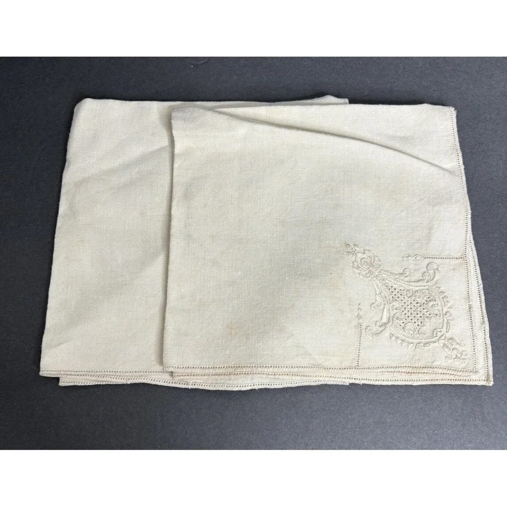 2 Art Deco Napkins Embroidered Cutwork Edge Ivory 16x 16 Handkerchief Vtg READ